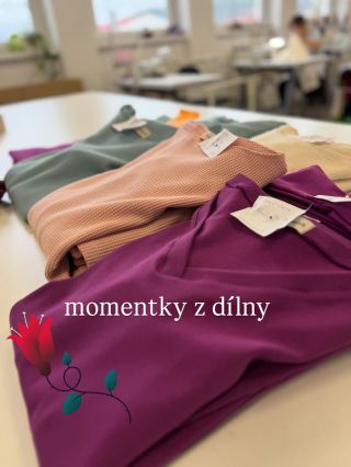 🌟 Momentky z dílny ✂️♥️ Každý den u nás v dílně začíná stejně… Cvrkot šicích strojů a radost z toho, že můžeme tvořit...