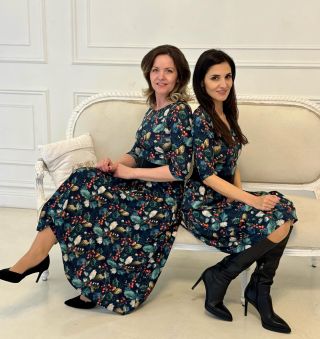 🌟🎁 Zimní kouzlo v každém detailu Tenhle vzor si Vánoce doslova nese v každém lístku. Ostrolist, jemné zlaté tóny a červené...